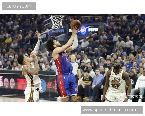 库里神勇抢断波杰姆飞扑救球助球队逆转赢得比赛胜利 库里神勇抢断波杰姆飞扑救球助球队逆转赢得比赛胜利